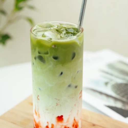 Strawberry Matcha Latte | ohsweetcups.com